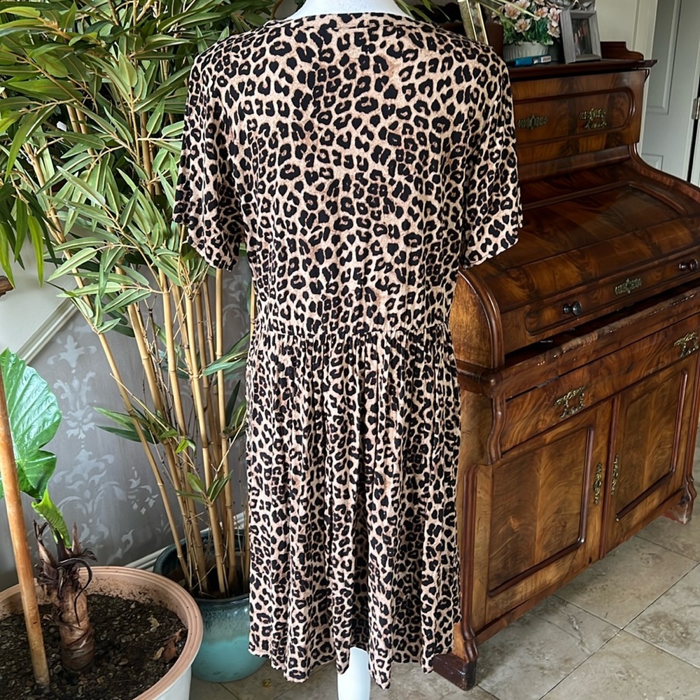 Torrid ladies animal, print short sleeve dress size 1X. Very good condition soft - Picture 8 of 10